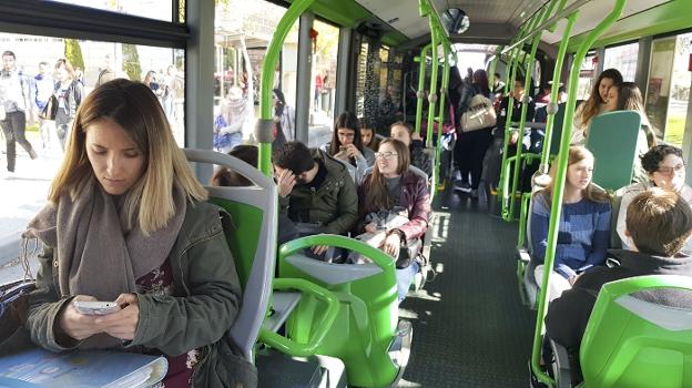 Los estudiantes de Cáceres reclaman descuento en el bus