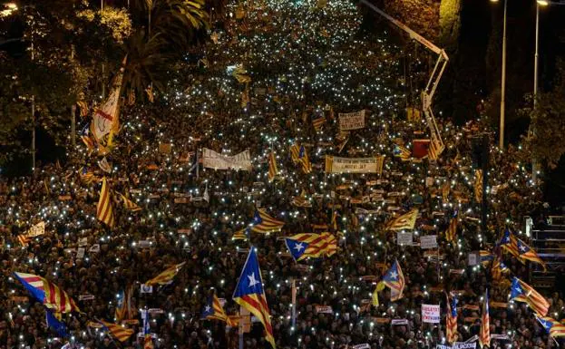 Miles de personas exigen en Barcelona la «libertad de los presos políticos» y la República