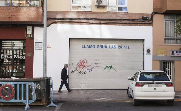 La grúa retira tres vehículos al día en Cáceres, casi la mitad que hace seis años