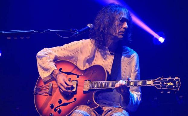 Robe Iniesta renuncia al «mundo» y a los móviles en una noche de culto