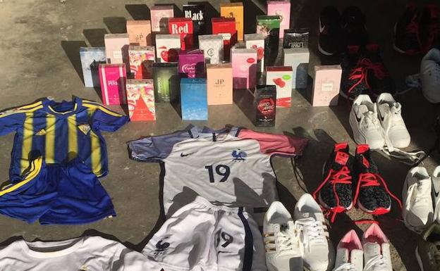 Intervienen perfumes, zapatillas y prendas deportivas en el mercadillo de los domingos