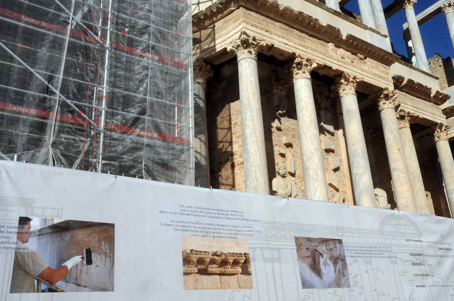 Obras en el frente escénico del Teatro Romano