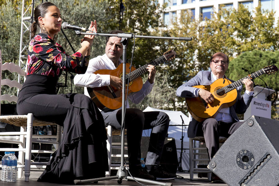 Fiesta y reivindicación en la plaza de España de Madrid