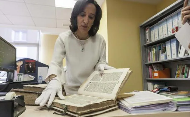 Teresa Gómez ha sido la encargada de hallar los cinco documentos incunables de la Biblioteca:: JORGE REY