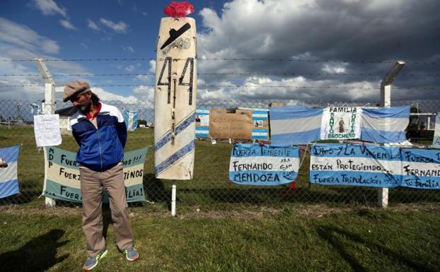 Las familias de los submarinistas, preocupadas por si queda oxígeno