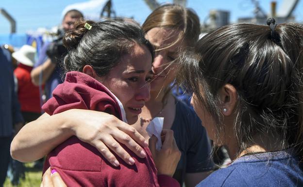 Dolor y llanto entre los familiares de la tripulación del 'San Juan'