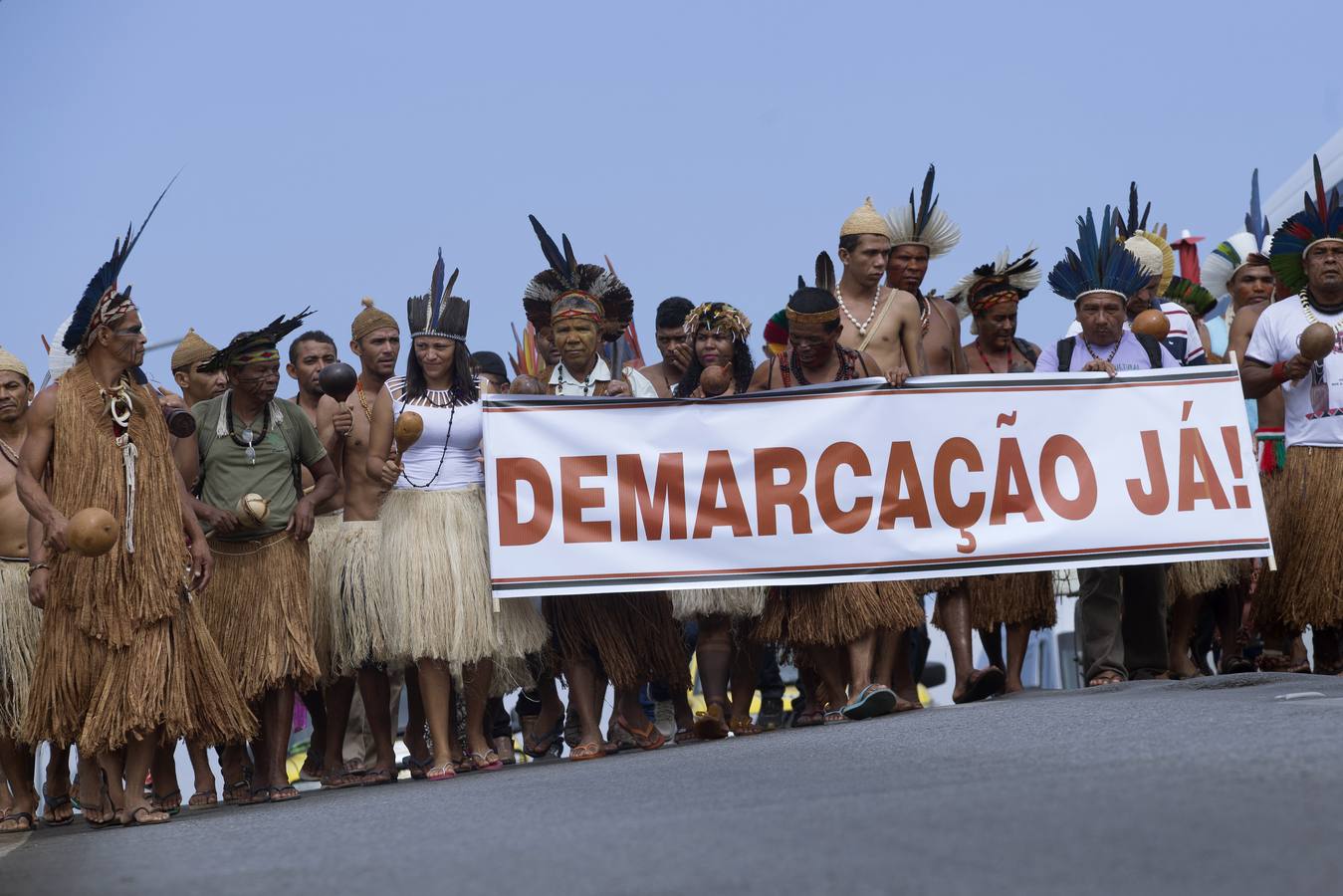 Indios de Brasil protestan en la Explanada de los Ministerios