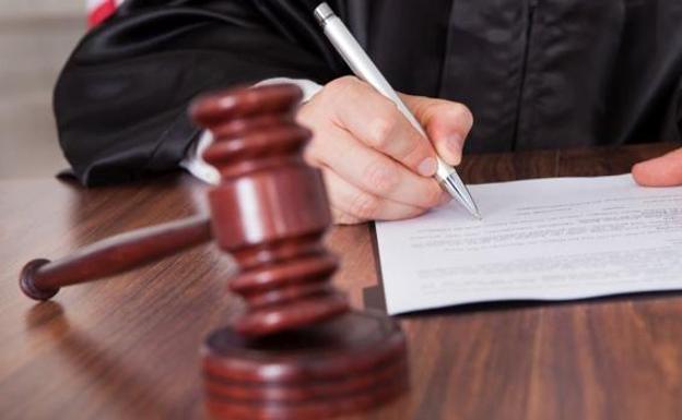 Indemnizan a una joven con 31.000 euros por un beso no consentido