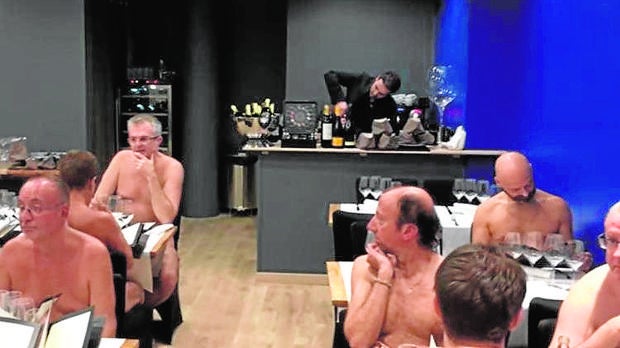 Una cena en el primer restaurante nudista de París