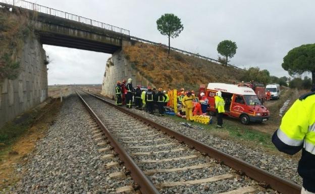 Descarrila el tren Málaga-Sevilla con una veintena de heridos, uno de ellos grave