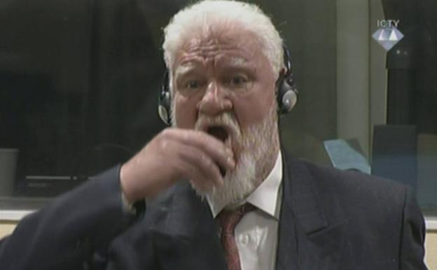 El criminal de guerra bosniocrata Slobodan Praljak bebió cianuro