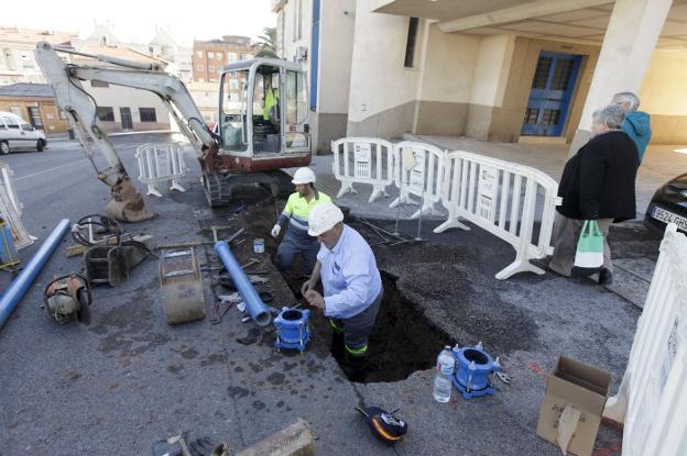 Una avería en la red de agua deja sin suministro a siete calles de Aldea Moret