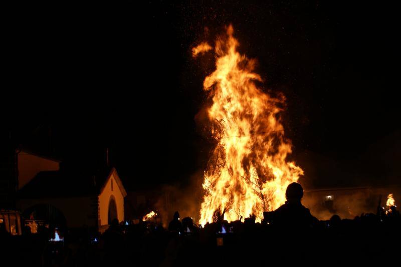Miles de vecinos y visitantes se echan a la calle para celebrar Los Escobazos