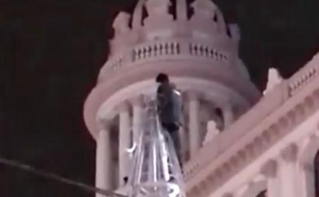 Los bomberos rescatan a un hombre que se subió al árbol de Navidad de Callao