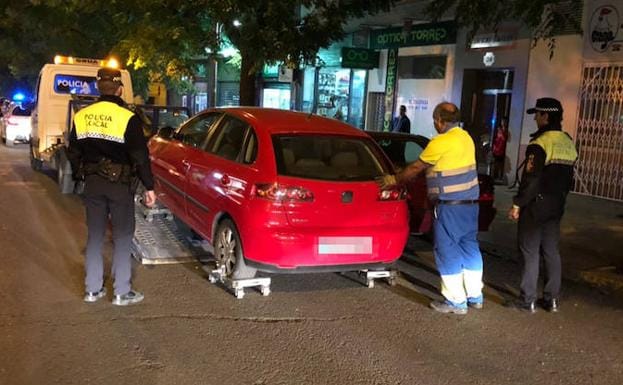 La grúa municipal retira cuatro coches al día en Badajoz