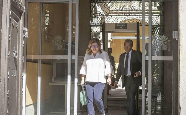 El TSJ admite a trámite el recurso de Domínguez contra el auto que la deja al borde del banquillo