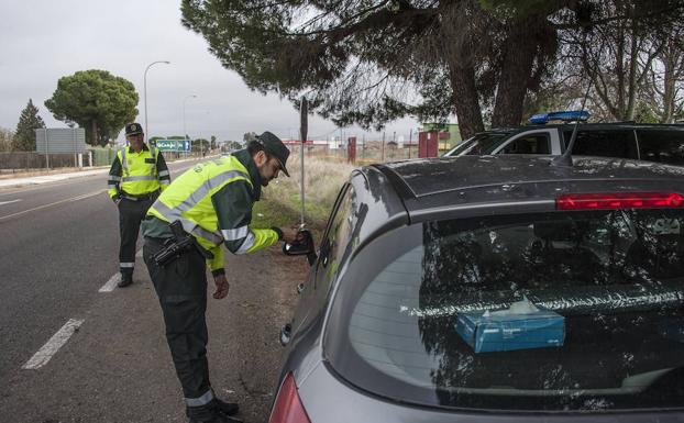 Guardias civiles en moto también hacen ya los test de alcohol y drogas