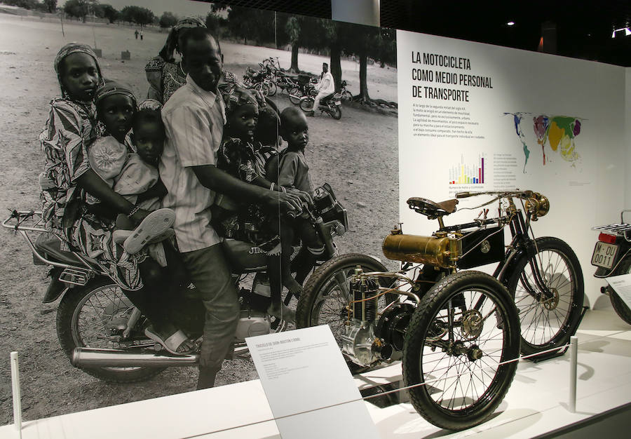 Exposición de motos en el museo