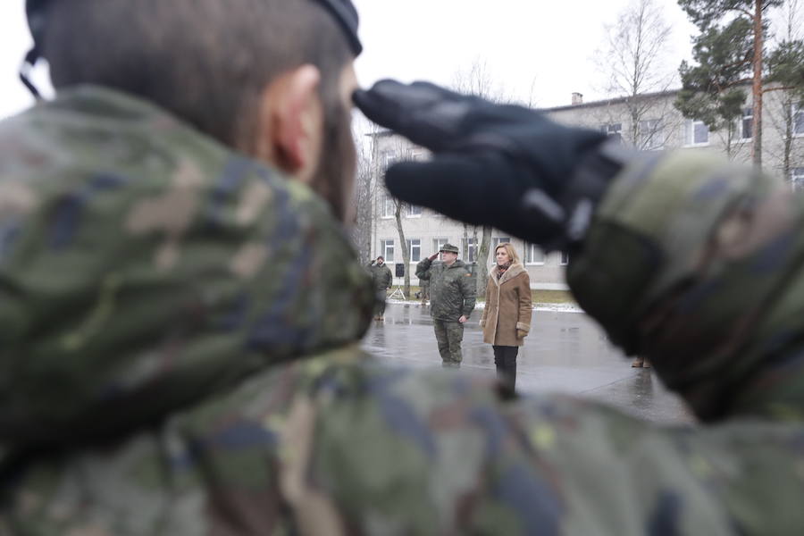 Cospedal visita a las tropas extremeñas desplegadas en Letonia