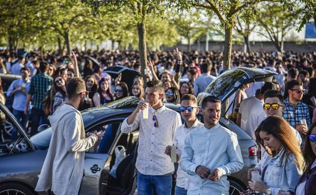 142 multas por beber en la calle desde que el botellón solo se permite en Caya