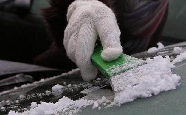 Cómo hay que quitar (y cómo no) el hielo del parabrisas
