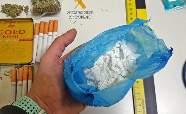 Detenidos tras arrojar por la ventanilla casi 100 gramos de cocaína en Cabeza del Buey