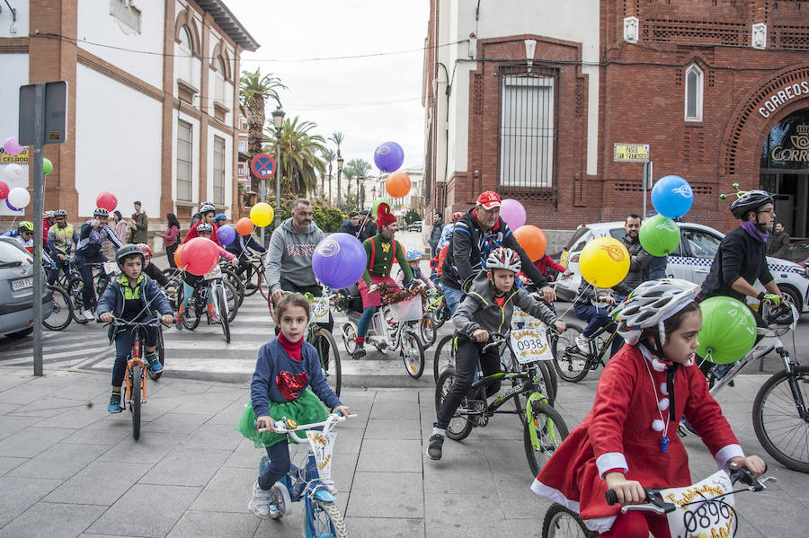 Niños y mayores disfrutan de la séptima ciclocabalgata