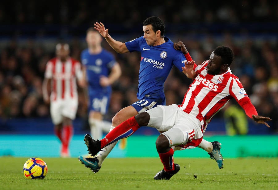 El Chelsea abruma al Stoke en su cierre del año y el Liverpool remonta