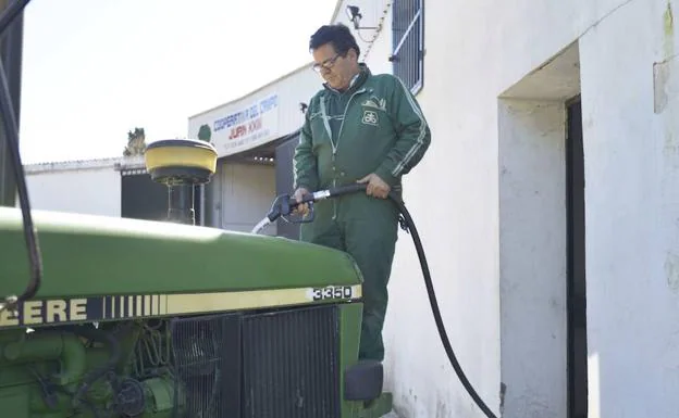 El Gobierno limita a 75 litros el repostaje en las gasolineras para agricultores