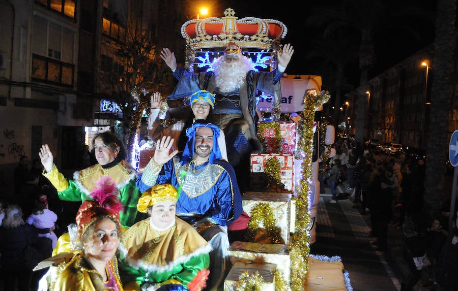 La lluvia respeta a los Reyes Magos en sus cabalgatas del jueves