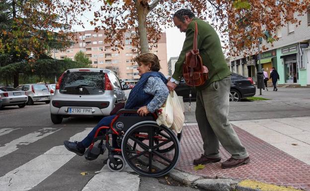 Apamex pide la reparación de 200 defectos que impiden el paso de discapacitados en Badajoz