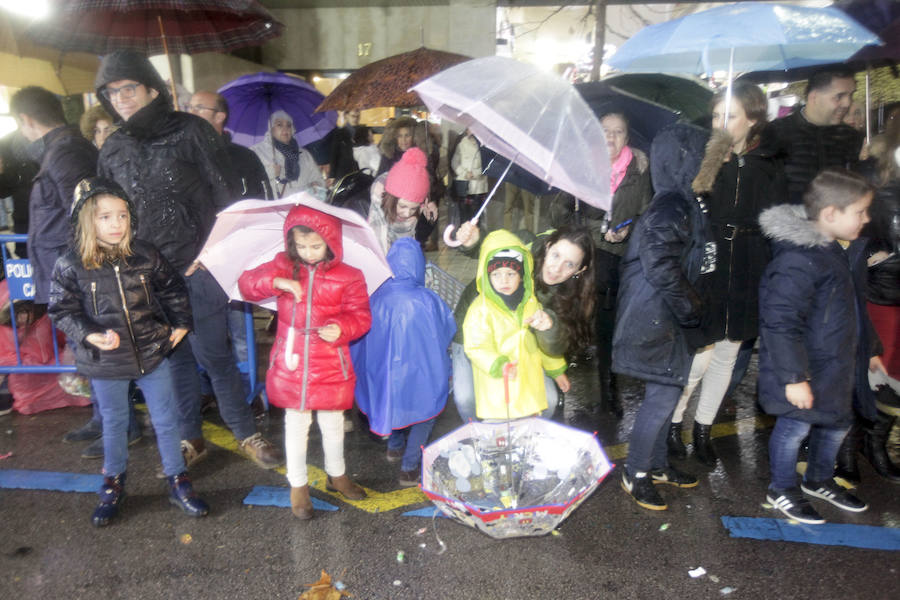 La lluvia no resta entusiasmo ni público en la cabalgata de Cáceres