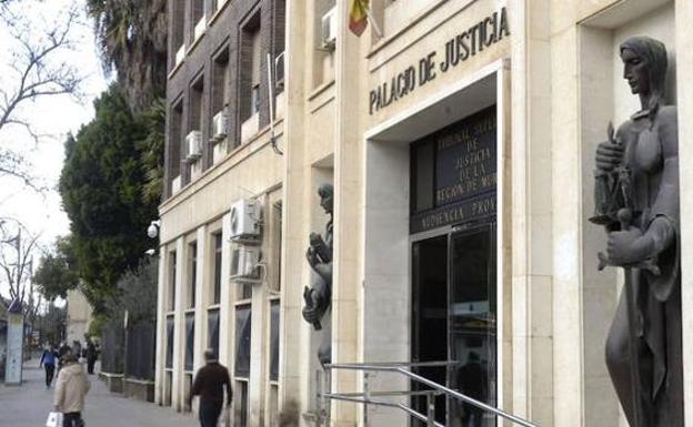 Una empleada se tira por la ventana antes de una inspección y denuncia un accidente laboral