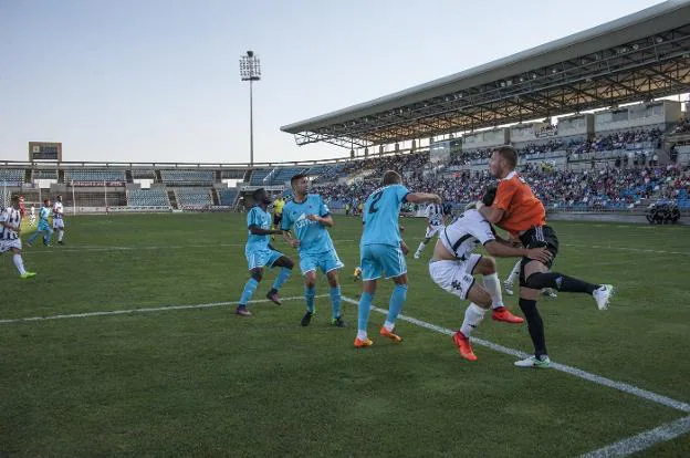 El Badajoz asedió sin mucha fortuna la portería del Linense en la ida del Nuevo Vivero. :: PAKOPÍ/