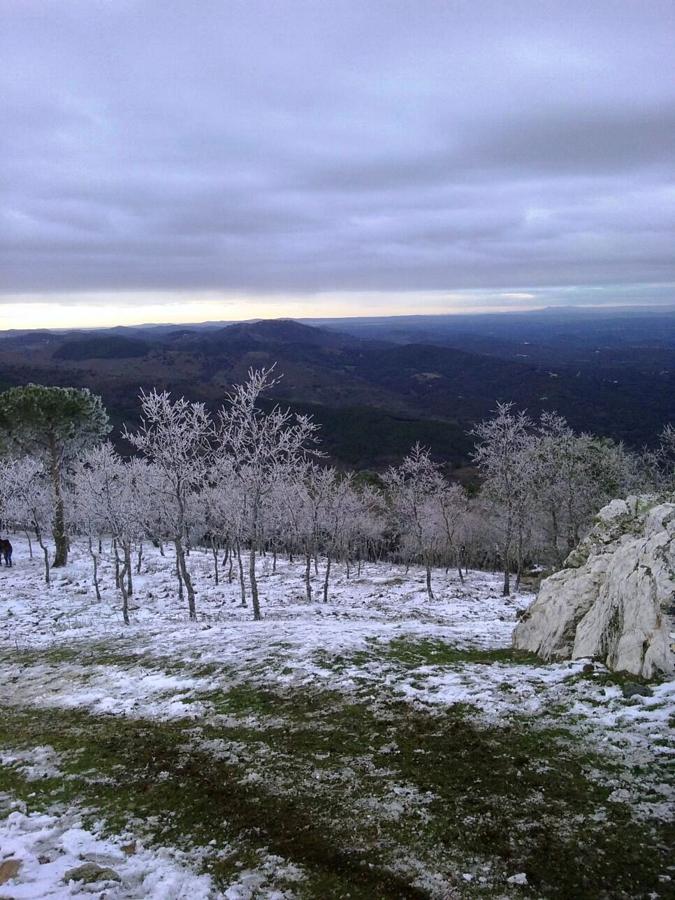 Vistas de la Sierra de Tentudía tras la nevada de hoy