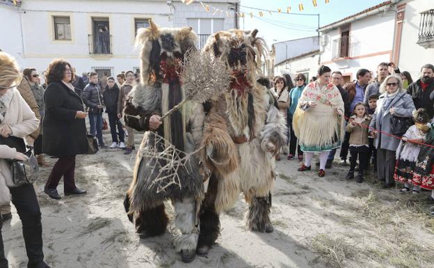 Más de medio centenar de Carantoñas rinden honor a San Sebastián en Acehúche