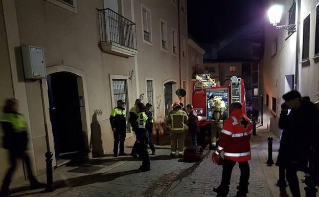 Cinco intoxicados por humo, dos de ellos policías locales, por un incendio en Cáceres