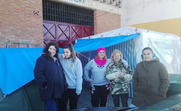 Primeras colas para conseguir las entradas de las murgas en Badajoz