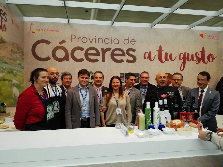 Costaleros, feministas y un estreno teatral