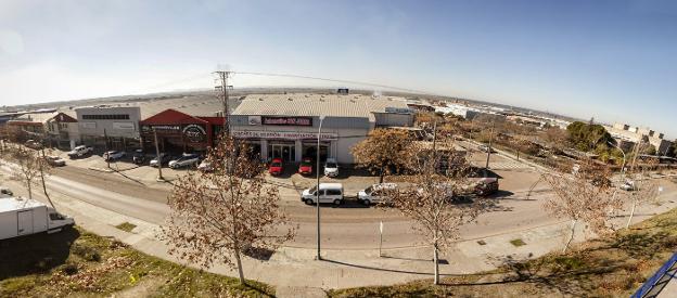 El polígono de las Capellanías de Cáceres tiene 95 naves cerradas y cinco parcelas sin edificar