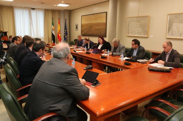 El rechazo de la Junta a pagar el tren deja en el aire tres líneas regionales