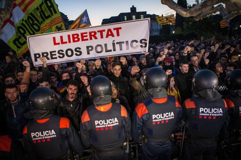 Tensión en el exterior del Parlament entre manifestantes y Mossos