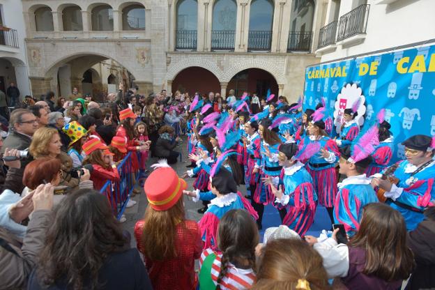 Hay menos murgas en teatro, pero muchas más en la calle