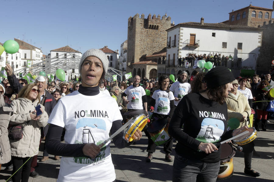 Unas 1.500 personas expresan su rechazo a la mina de litio en Cáceres