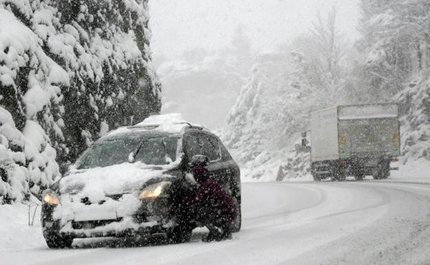 La nieve y el hielo siguen afectando a 176 carreteras del norte y noreste del país