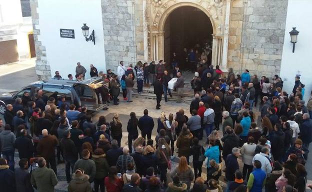 Olivenza despide al niño de 3 años que falleció tras ser golpeado por el tractor que conducía su padre