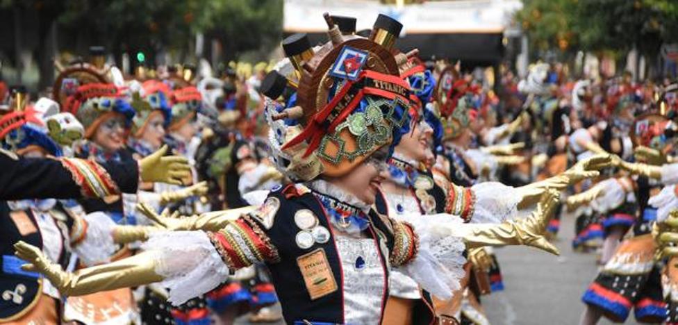 El traje de la comparsa ganadora en Badajoz, al detalle