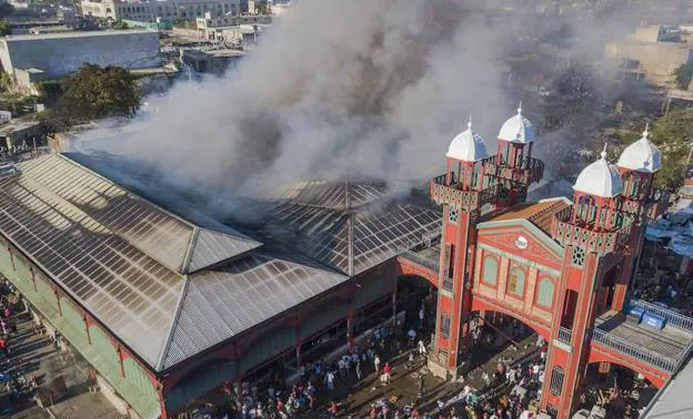 Un incendio destruye el mercado histórico de Puerto Príncipe