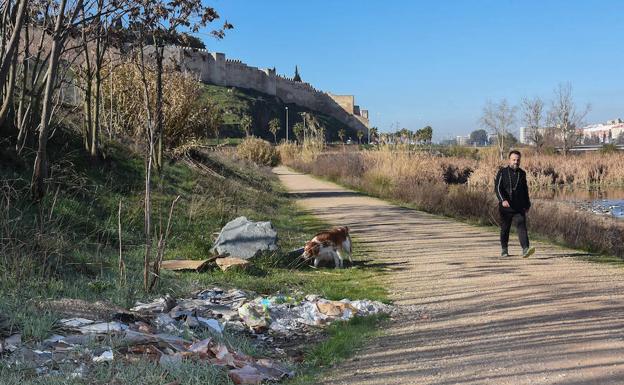 Los caminos del Pico del Guadiana en Badajoz se llenan de escombros y basuras