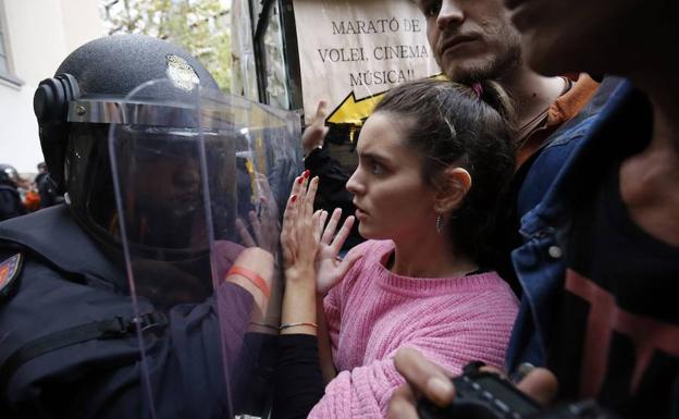 Admitida una querella por las cargas policiales del 1-O en una escuela de Barcelona